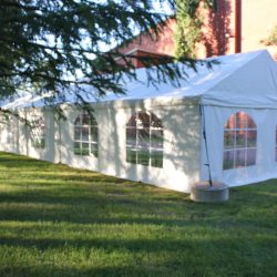 Nurmikolle pystytetty teltta