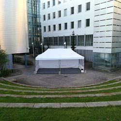 Valkoinen teltta vuokrattu, Tampereella pystytettynä