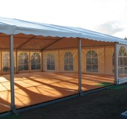 Avonainen teltta pystytettynä ja vip-lattialla